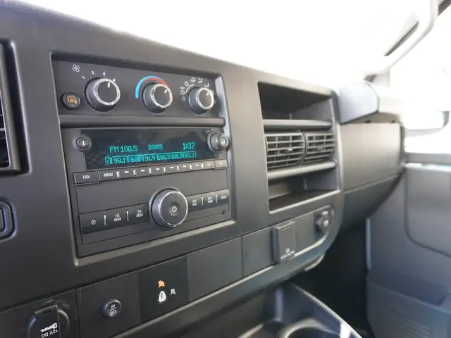 2023 GMC Savana Cargo Van 2500 RWD 135\' LOW KMS, CLEAN, READY F - Photo 24