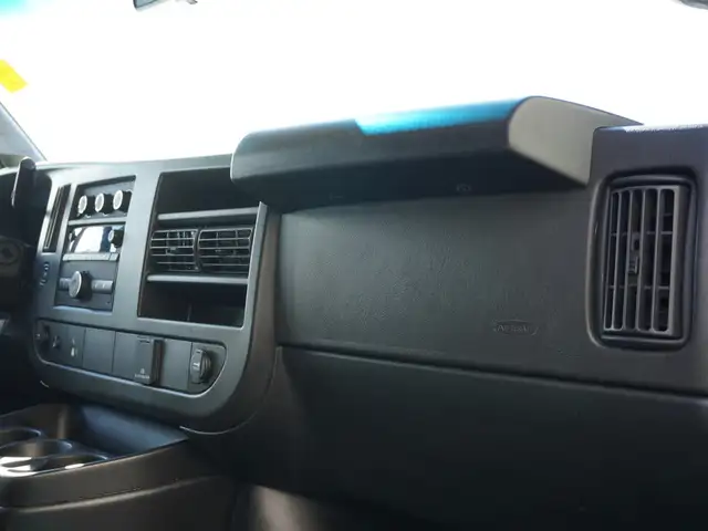 2023 GMC Savana Cargo Van 2500 RWD 135\' LOW KMS, CLEAN, READY F - Photo 26