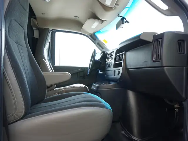 2023 GMC Savana Cargo Van 2500 RWD 135\' LOW KMS, CLEAN, READY F - Photo 27