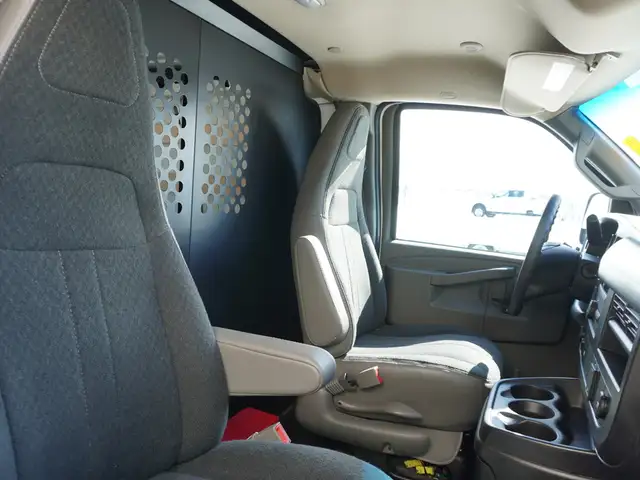 2023 GMC Savana Cargo Van 2500 RWD 135\' LOW KMS, CLEAN, READY F - Photo 28