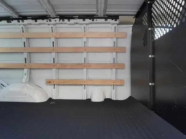 2023 GMC Savana Cargo Van 2500 RWD 135\' LOW KMS, CLEAN, READY F - Photo 30