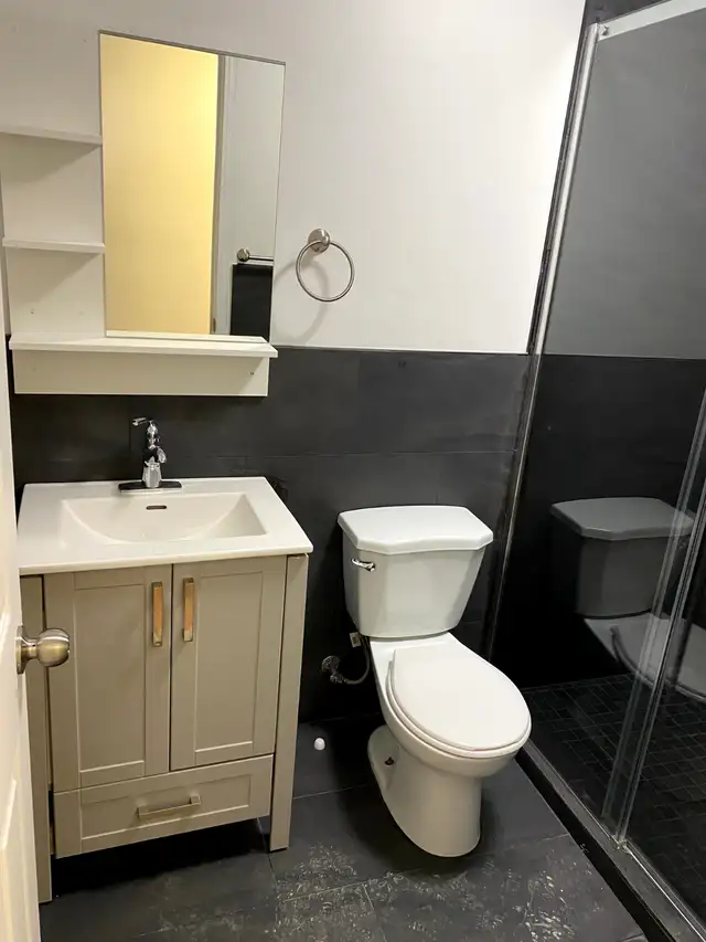 3 1/2 rénové avec électroménagers une chambre fermée près metro - Photo 7