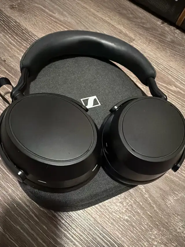Selling Sennheiser Momentum 4 - $200