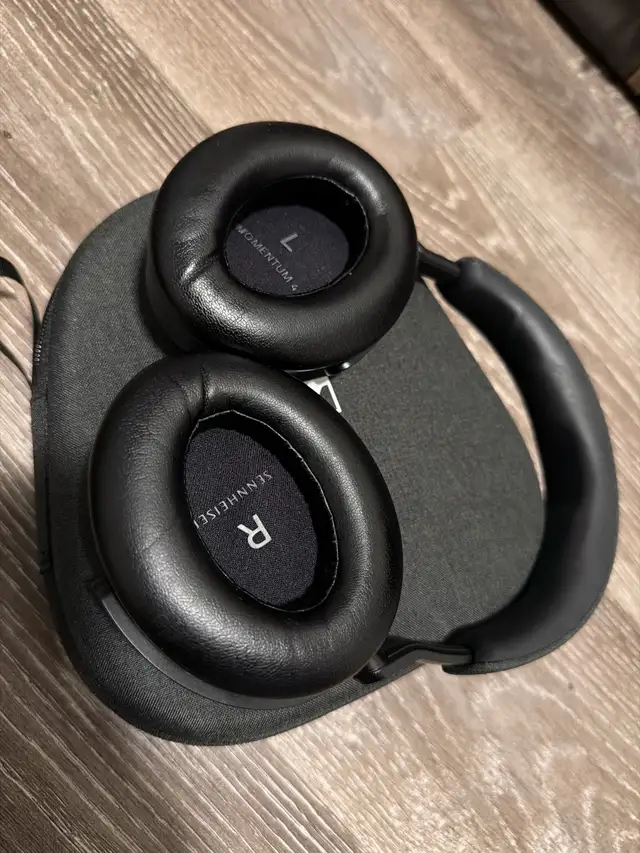 Selling Sennheiser Momentum 4 - $200 - Photo 2