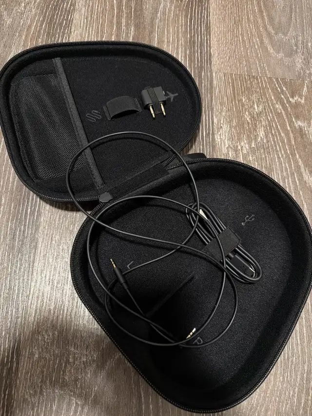 Selling Sennheiser Momentum 4 - $200 - Photo 3