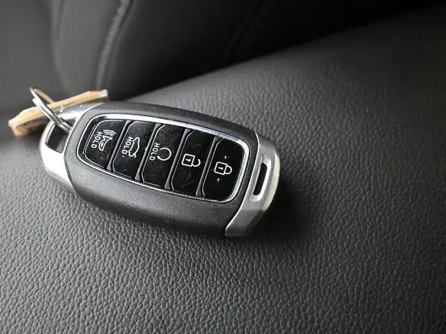 2022 Hyundai Elantra Preferred Heated Seats/Wheel, Apple/Android - Photo 5