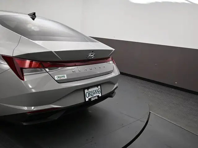 2022 Hyundai Elantra Preferred Heated Seats/Wheel, Apple/Android - Photo 17