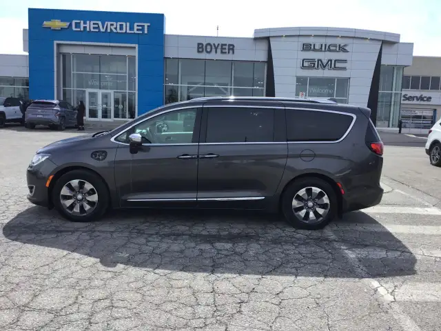 2018 Chrysler Pacifica Hybrid - Photo 2