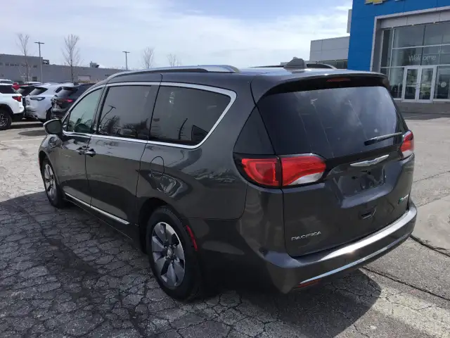 2018 Chrysler Pacifica Hybrid - Photo 3