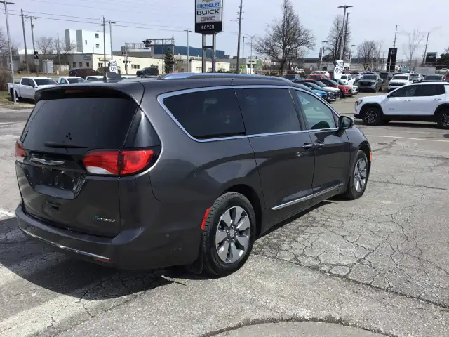 2018 Chrysler Pacifica Hybrid - Photo 5