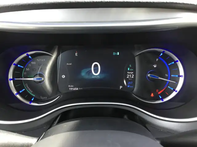 2018 Chrysler Pacifica Hybrid - Photo 11