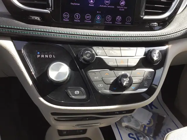 2018 Chrysler Pacifica Hybrid - Photo 13