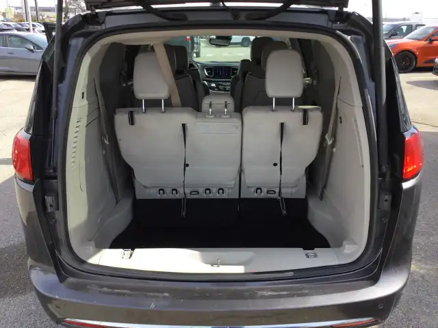 2018 Chrysler Pacifica Hybrid - Photo 16