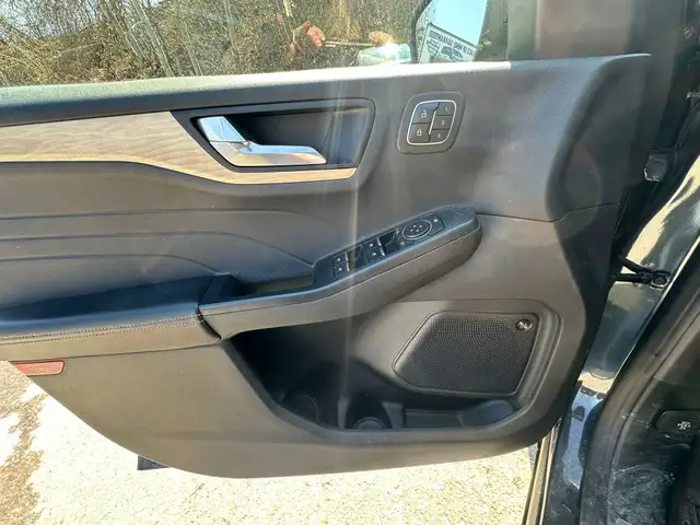 2022 Ford Escape Titanium Hybrid - Photo 11