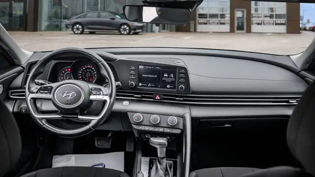 2022 Hyundai Elantra Preferred IVT | Heated Steering Wheel - Photo 11
