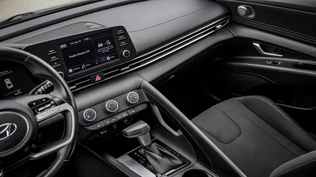 2022 Hyundai Elantra Preferred IVT | Heated Steering Wheel - Photo 13