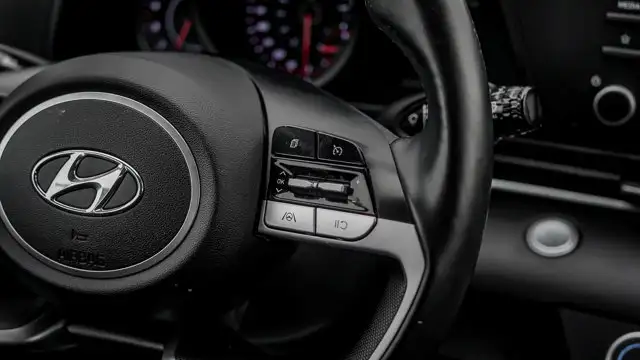 2022 Hyundai Elantra Preferred IVT | Heated Steering Wheel - Photo 16