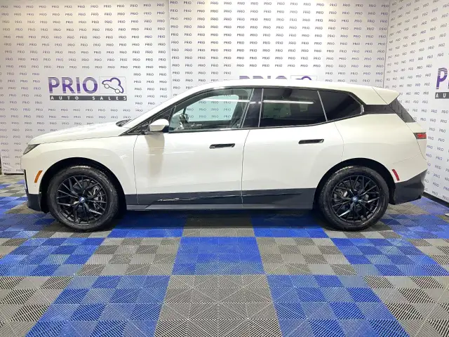 2024 BMW iX - Photo 2