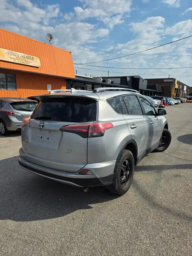 2017 Toyota RAV4 XLE - Photo 4