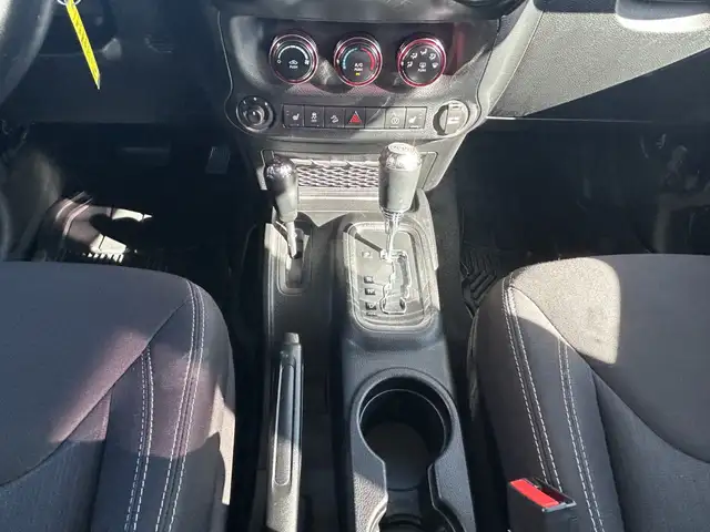 2013 Jeep Wrangler UNLIMITED SAHARA 4X4/NAVIGATION /BACK UP CAME - Photo 34