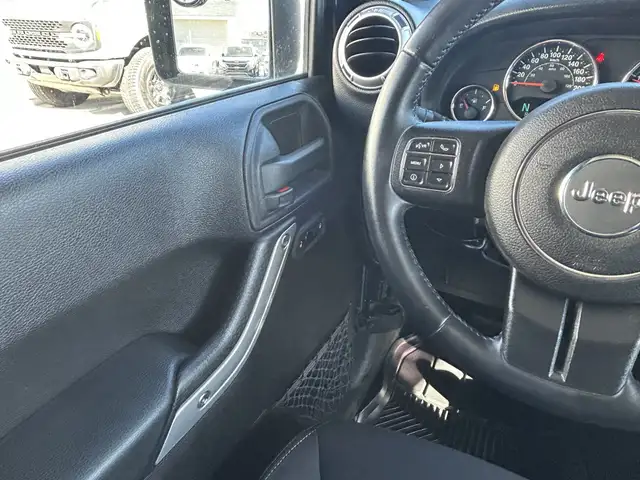 2013 Jeep Wrangler UNLIMITED SAHARA 4X4/NAVIGATION /BACK UP CAME - Photo 36