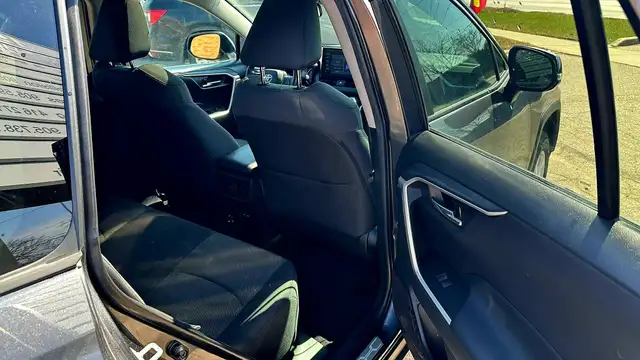 2021 Toyota RAV4 : XLE AWD | NO ACIDENTS | HEATED STEERING WHEEL - Photo 17