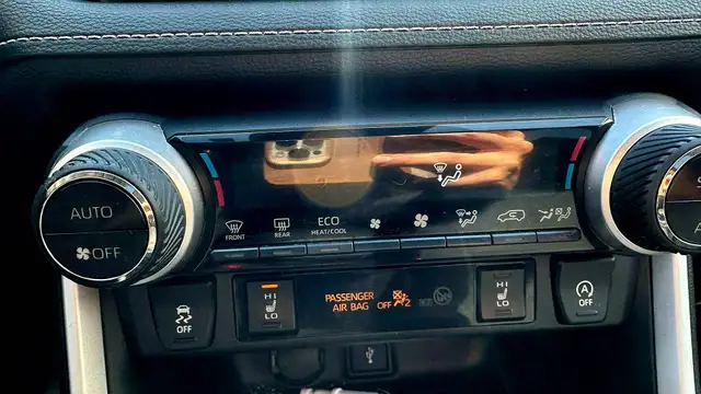 2021 Toyota RAV4 : XLE AWD | NO ACIDENTS | HEATED STEERING WHEEL - Photo 26