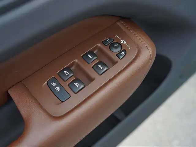 2019 Volvo XC60 T6 Inscription AWD, Sunroof, Alloy Wheels. - Photo 11