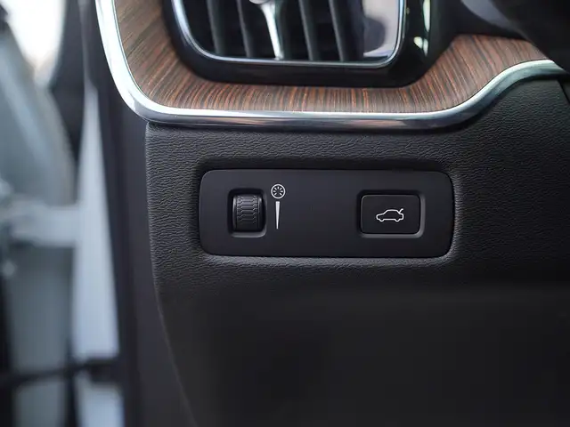 2019 Volvo XC60 T6 Inscription AWD, Sunroof, Alloy Wheels. - Photo 14