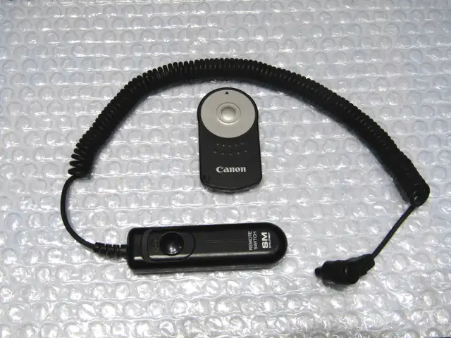 CANON EOS 7D with CANON LENS - Photo 9