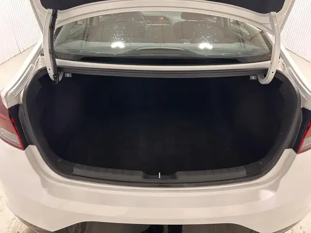 Hyundai Elantra Preferred avec ensemble Soleil et sécurité IVT 2 - Photo 18