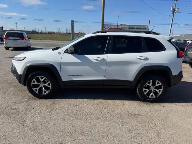 2015 Jeep Cherokee Trailhawk, NO ACCIDENTS, WELL MAINTAINED, CER - Photo 2