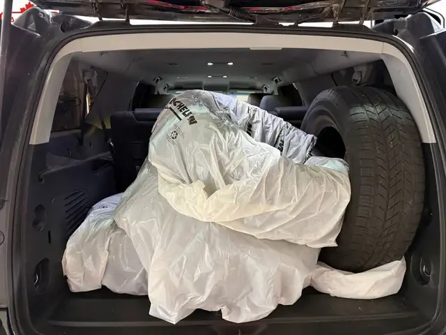 2018 Chevrolet Suburban 8 PASSENGER! 4X4! ONE OWNER! 2ND SET OF - Photo 11