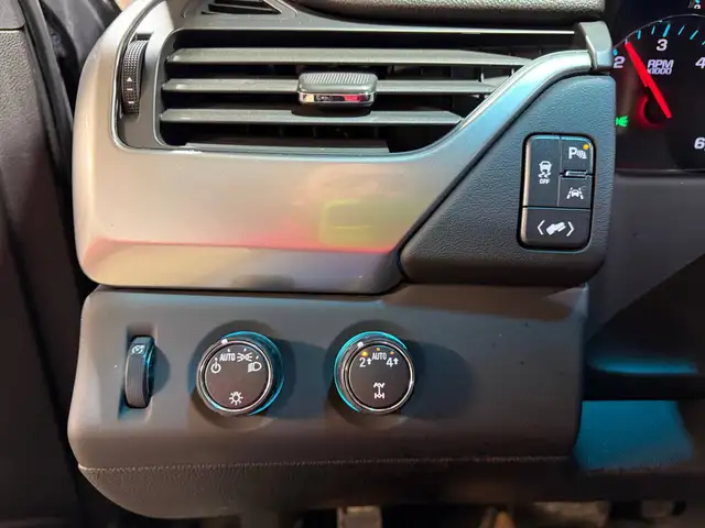 2018 Chevrolet Suburban 8 PASSENGER! 4X4! ONE OWNER! 2ND SET OF - Photo 16