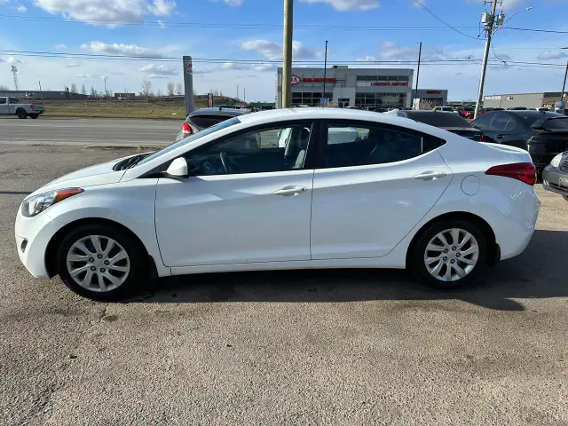 2013 Hyundai Elantra GL, AUTO, 4 CYL, GREAT ON FUEL, WARRANTY, C - Photo 2