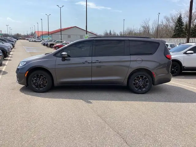 2022 Chrysler Pacifica Touring L AWD | Panoramic Roof | Leather - Photo 2