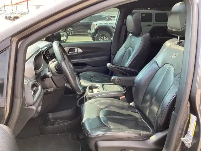 2022 Chrysler Pacifica Touring L AWD | Panoramic Roof | Leather - Photo 3