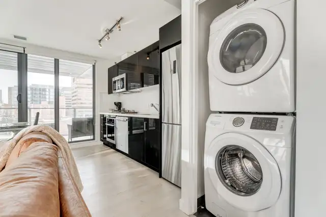 Modern downtown 2 bedroom condo - Parking included - Photo 3