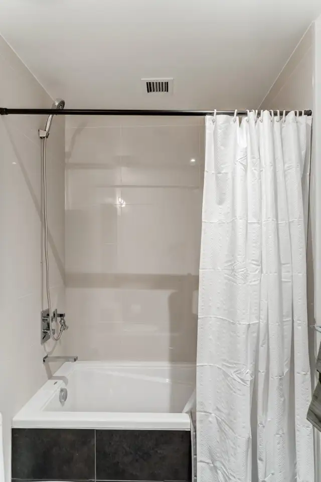 Modern downtown 2 bedroom condo - Parking included - Photo 6