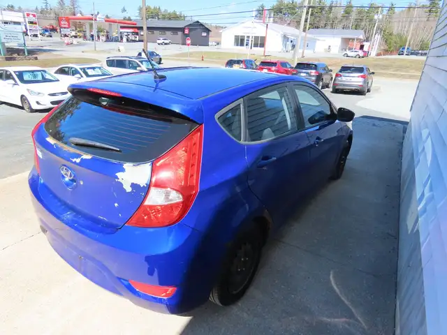 2012 Hyundai Accent - Photo 8