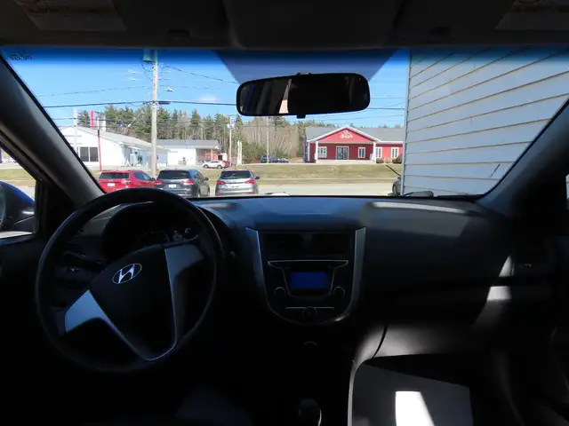 2012 Hyundai Accent - Photo 11