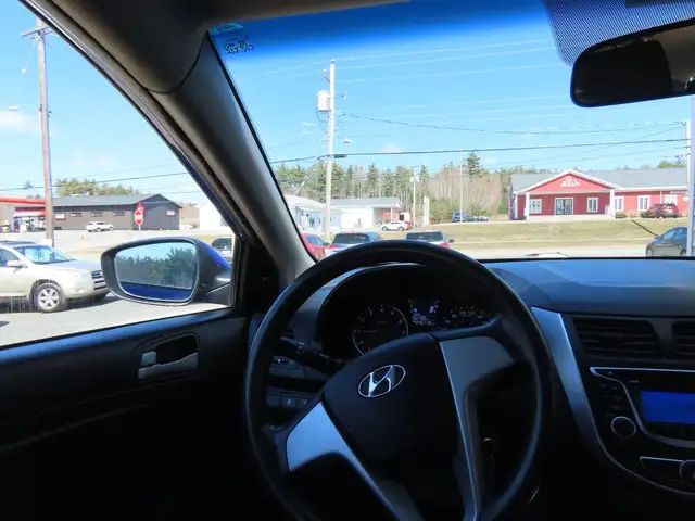 2012 Hyundai Accent - Photo 12