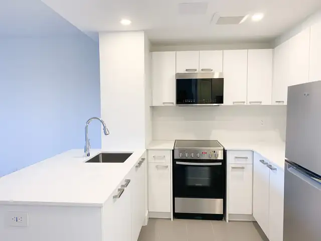 renovated one bedroom, gerrard and river - ID 2440 - Photo 2