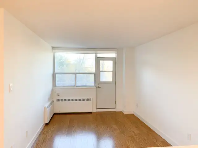 renovated one bedroom, gerrard and river - ID 2440 - Photo 5