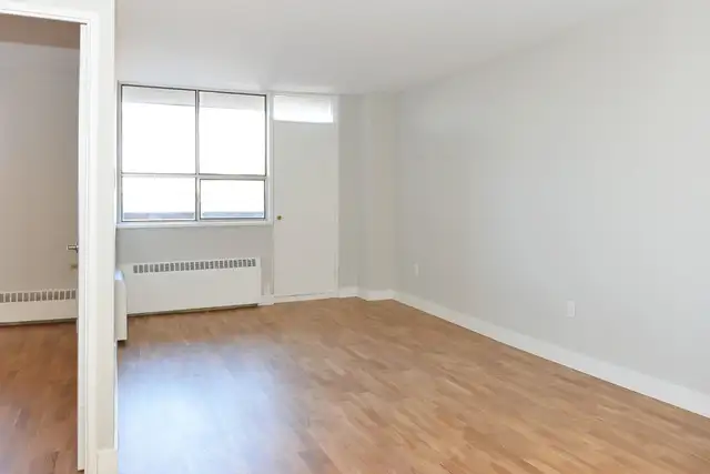 renovated one bedroom, gerrard and river - ID 2440 - Photo 6