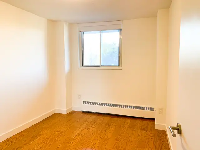 renovated one bedroom, gerrard and river - ID 2440 - Photo 7