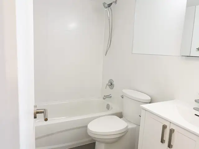 renovated one bedroom, gerrard and river - ID 2440 - Photo 9