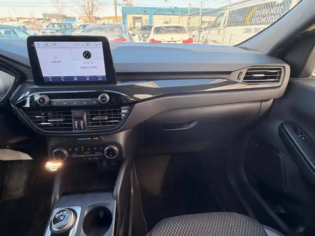 2023 Ford Escape ST Line AWD - No Accident - Photo 17