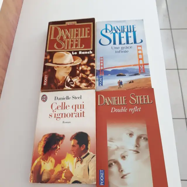 4 LIVRES DE DANIELLE STEEL$5.00CH: UNE GRANDE INFINIE, LE RANCH,