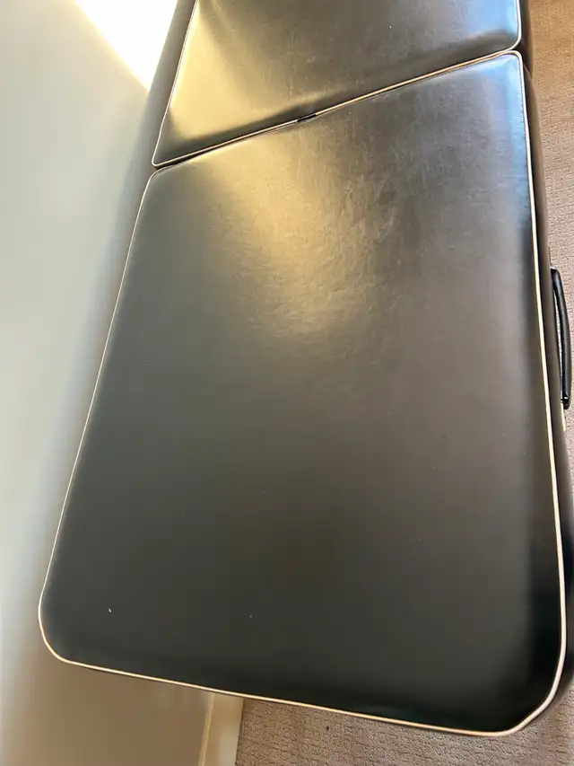 Massage Table - Photo 2